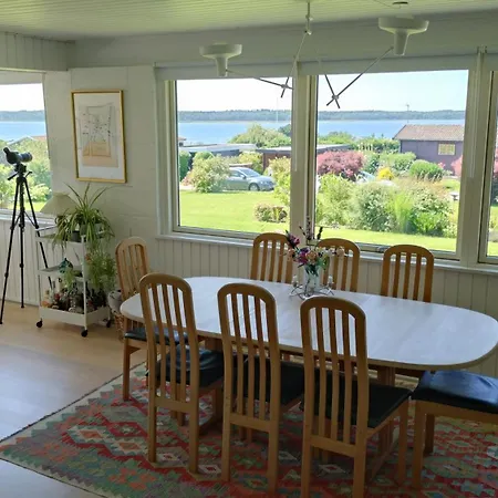 Cozy Summerhouse With Spectacular Views Vakantiehuis